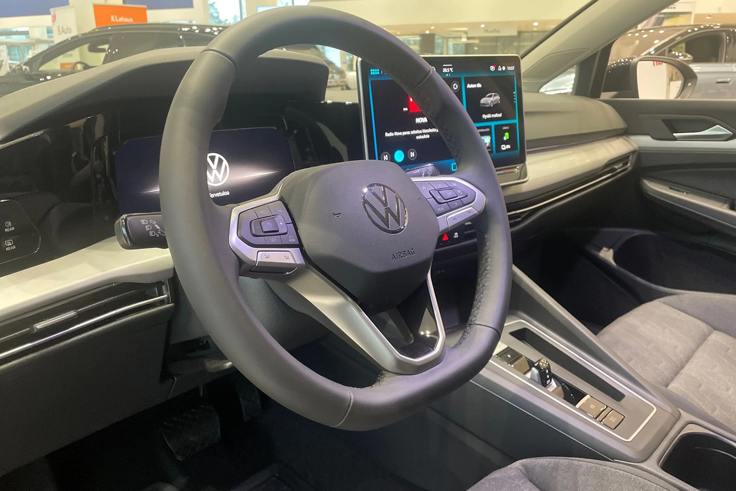 musta Volkswagen Golf 2025 kuva 15.