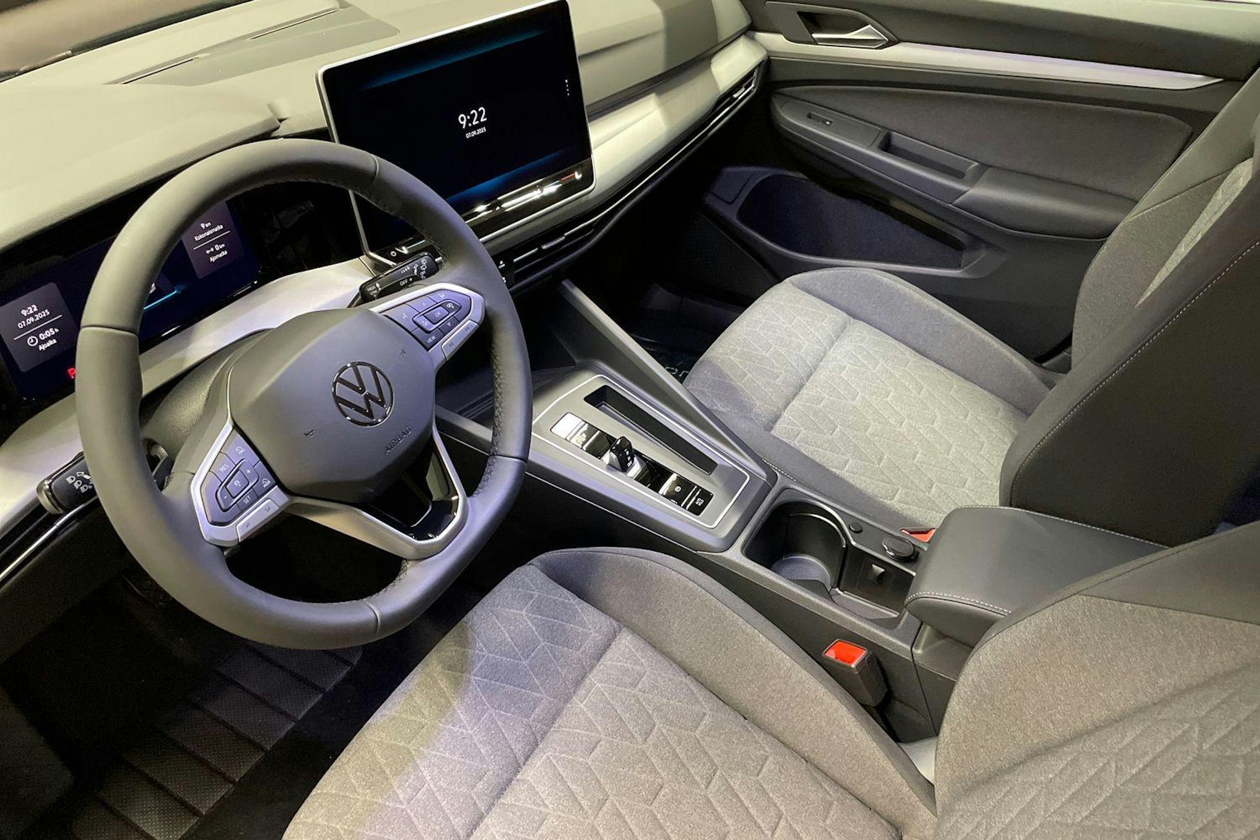harmaa Volkswagen Golf 2025 kuva 6.