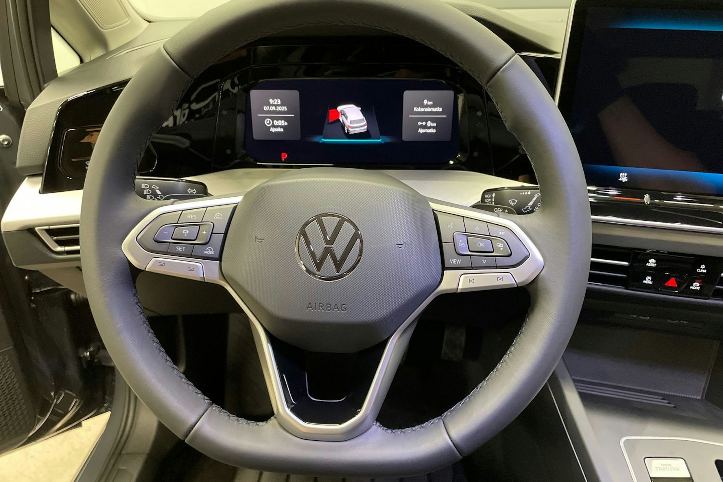 harmaa Volkswagen Golf 2025 kuva 11.