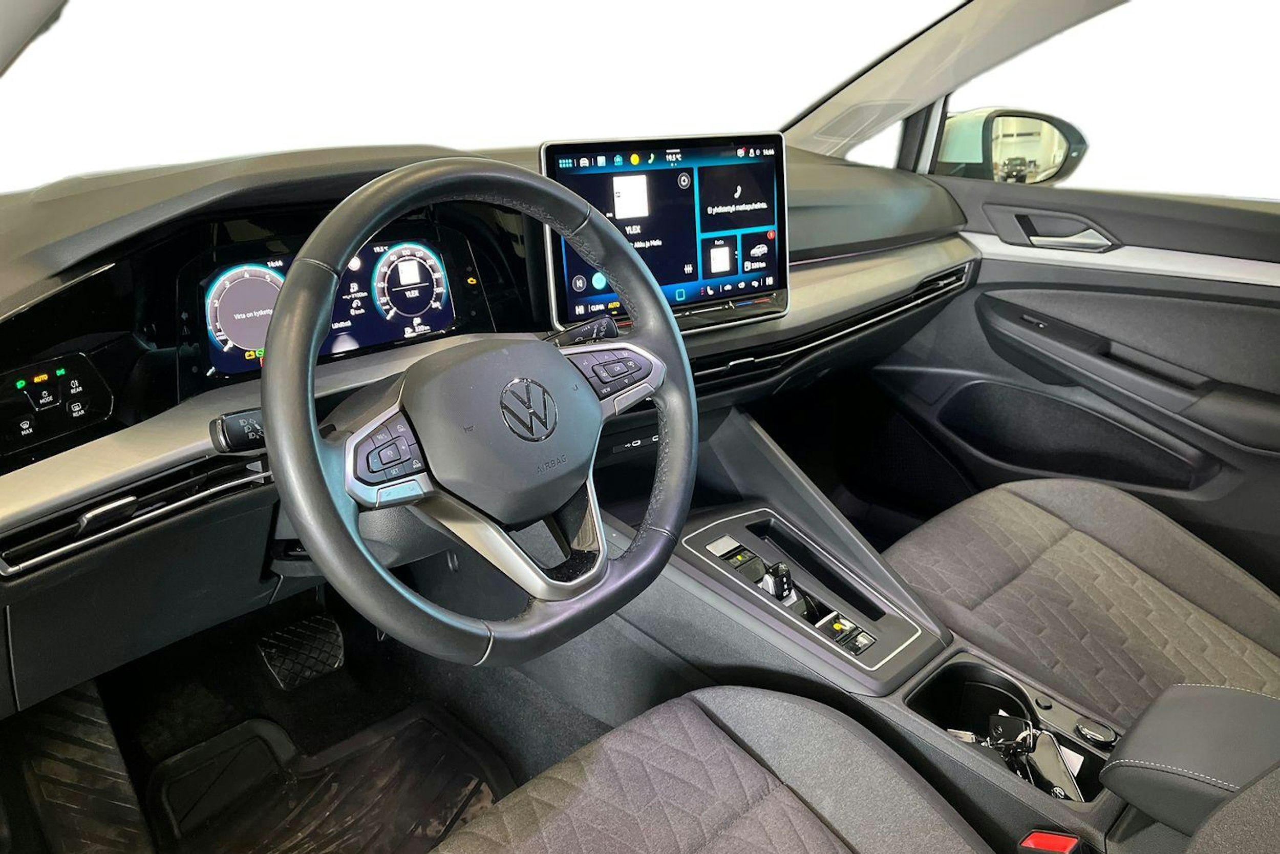 valkoinen Volkswagen Golf 2025 kuva 6.