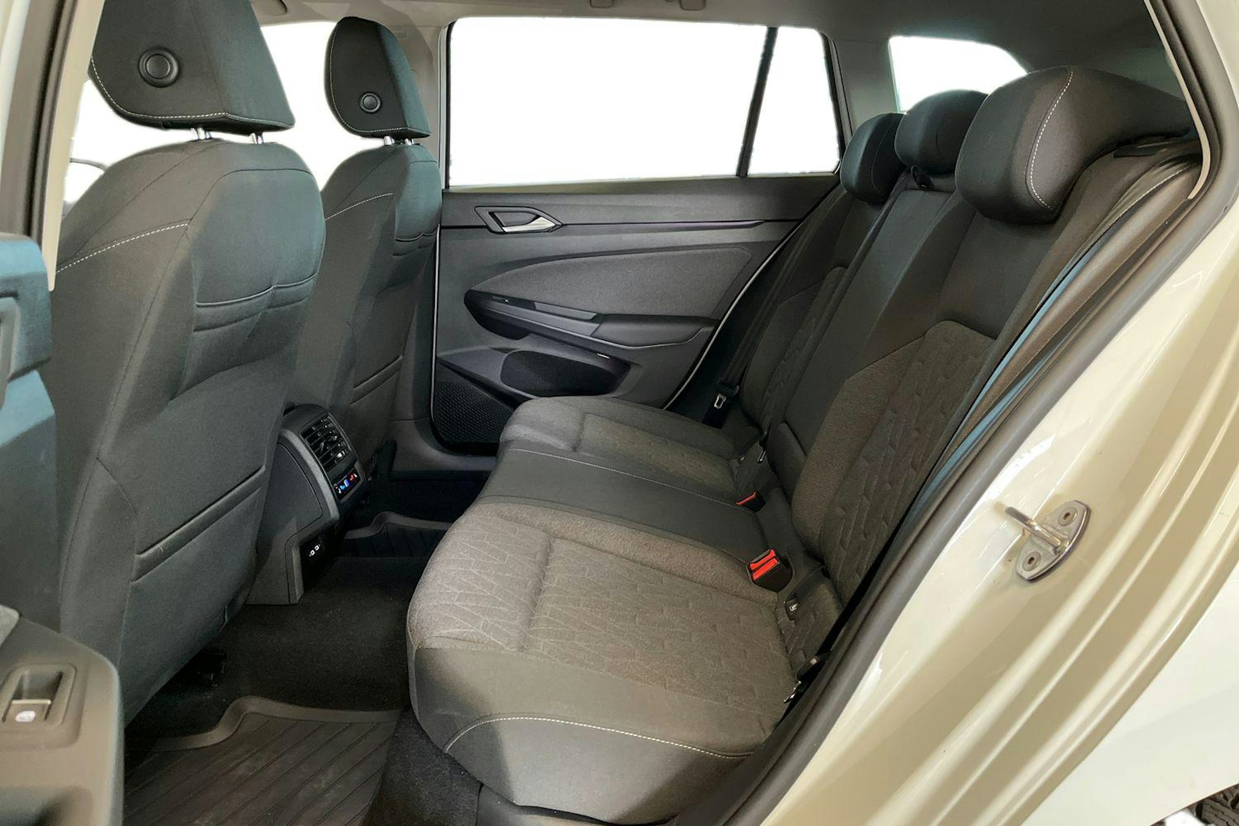 valkoinen Volkswagen Golf 2025 kuva 8.