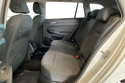 valkoinen Volkswagen Golf 2025 kuva 8.