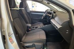 valkoinen Volkswagen Golf 2025 kuva 12.