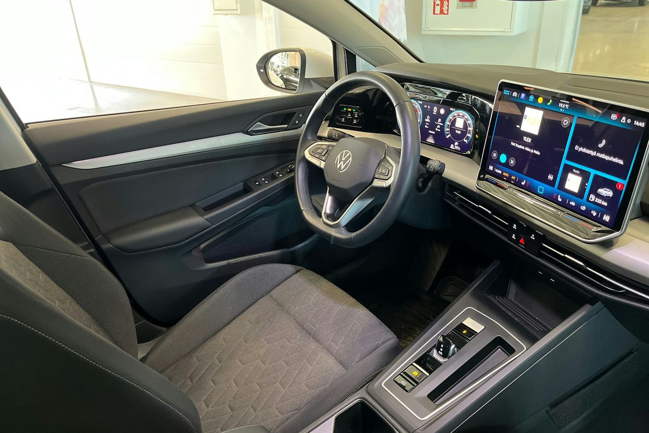 valkoinen Volkswagen Golf 2025 kuva 13.