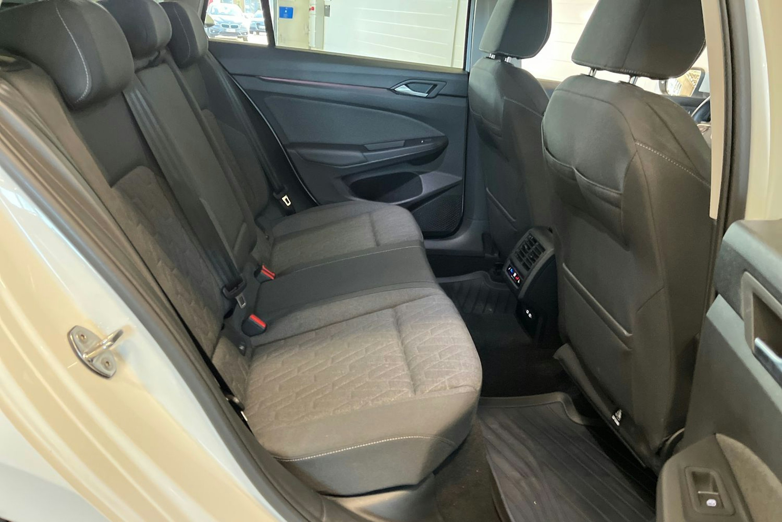 valkoinen Volkswagen Golf 2025 kuva 14.