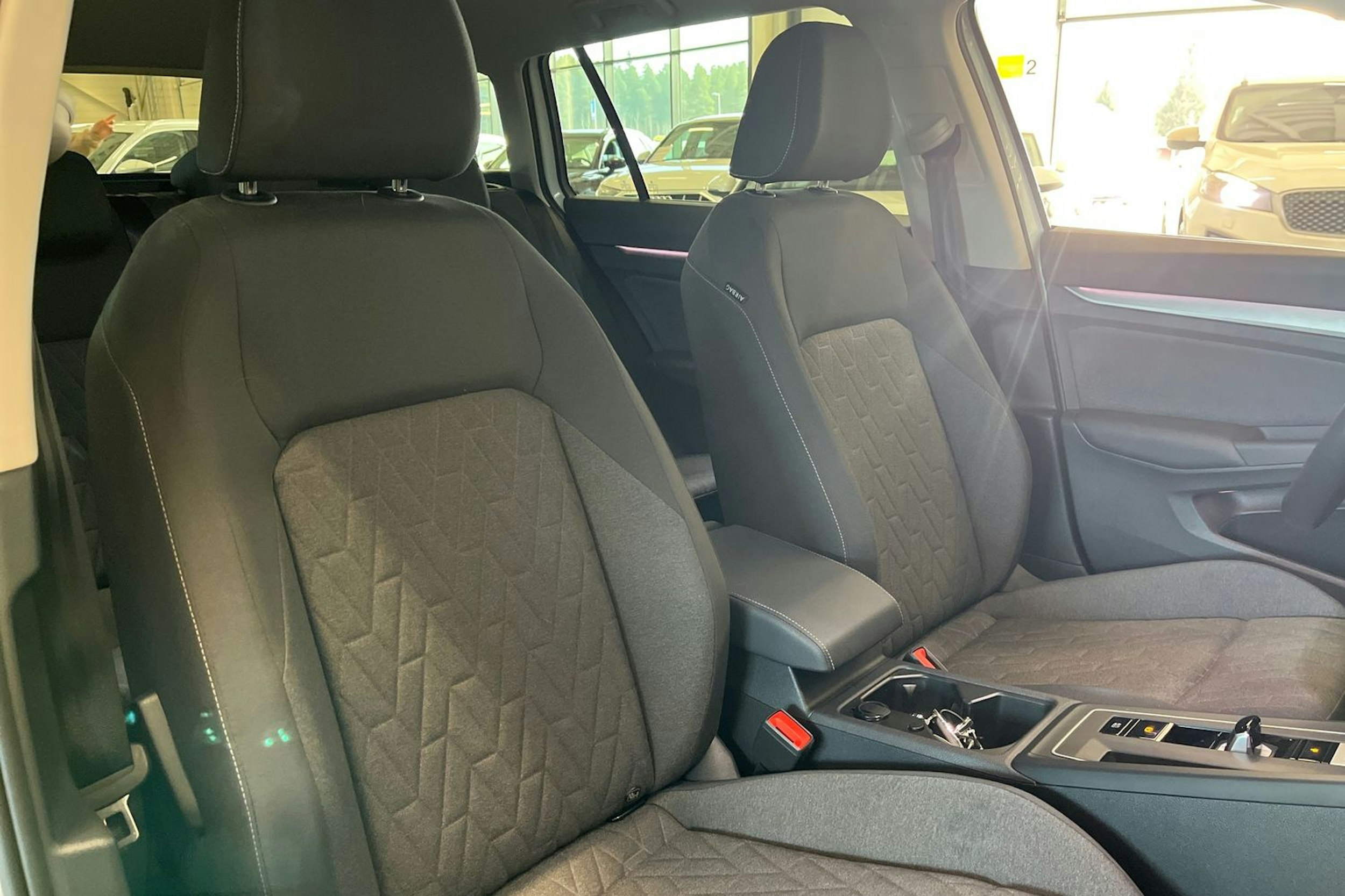 valkoinen Volkswagen Golf 2025 kuva 15.