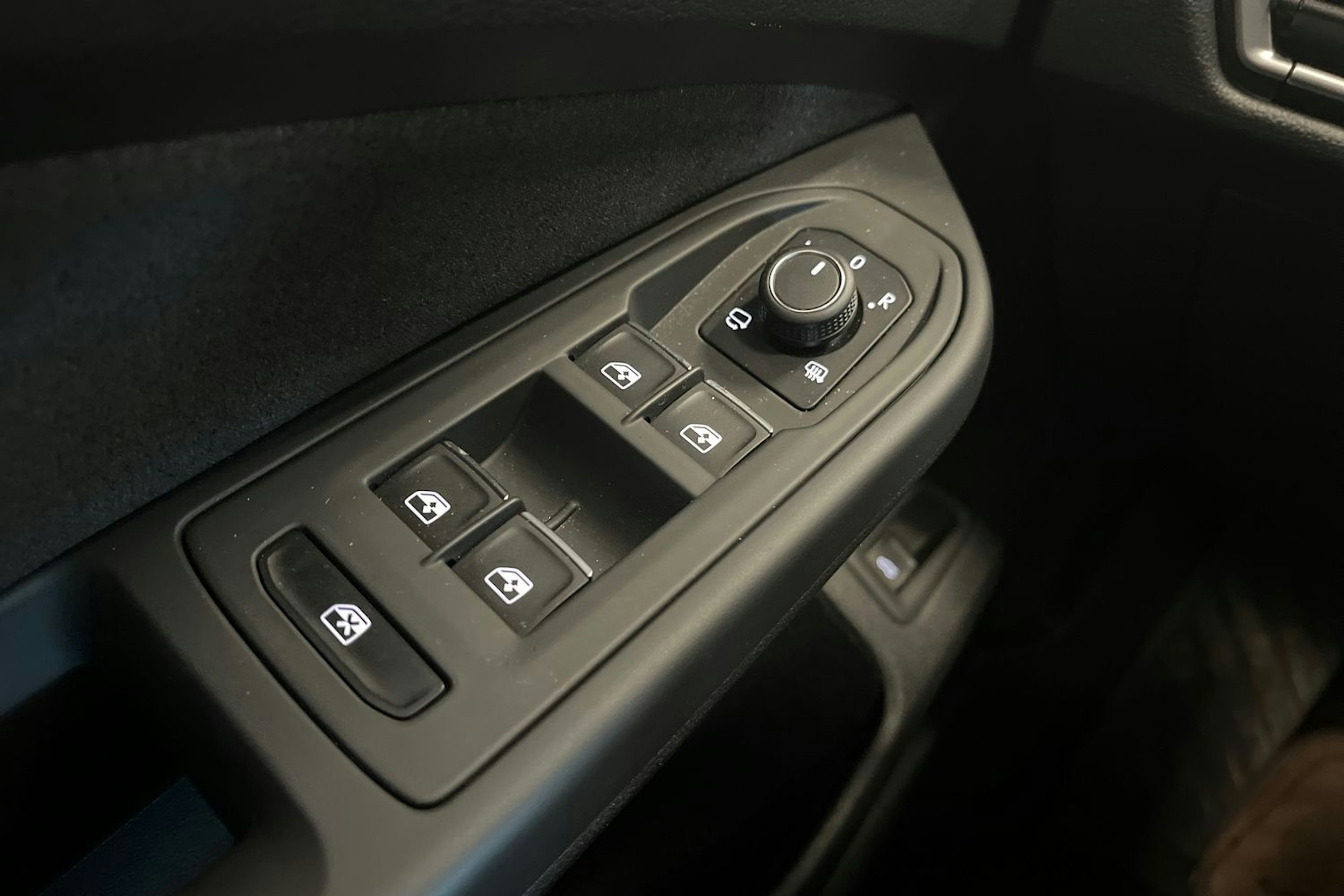 valkoinen Volkswagen Golf 2025 kuva 29.