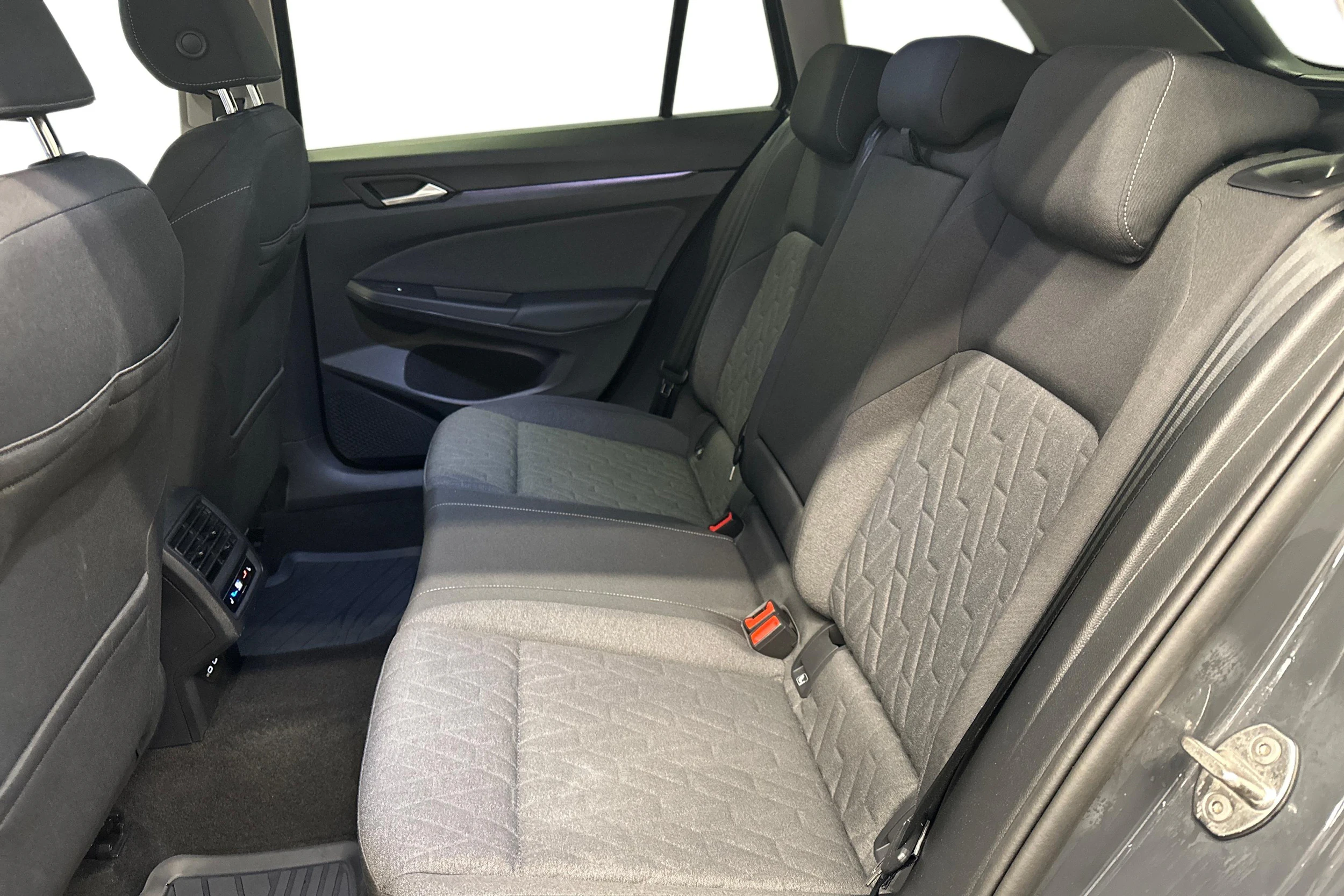 oranssi Volkswagen Golf 2025 kuva 8.
