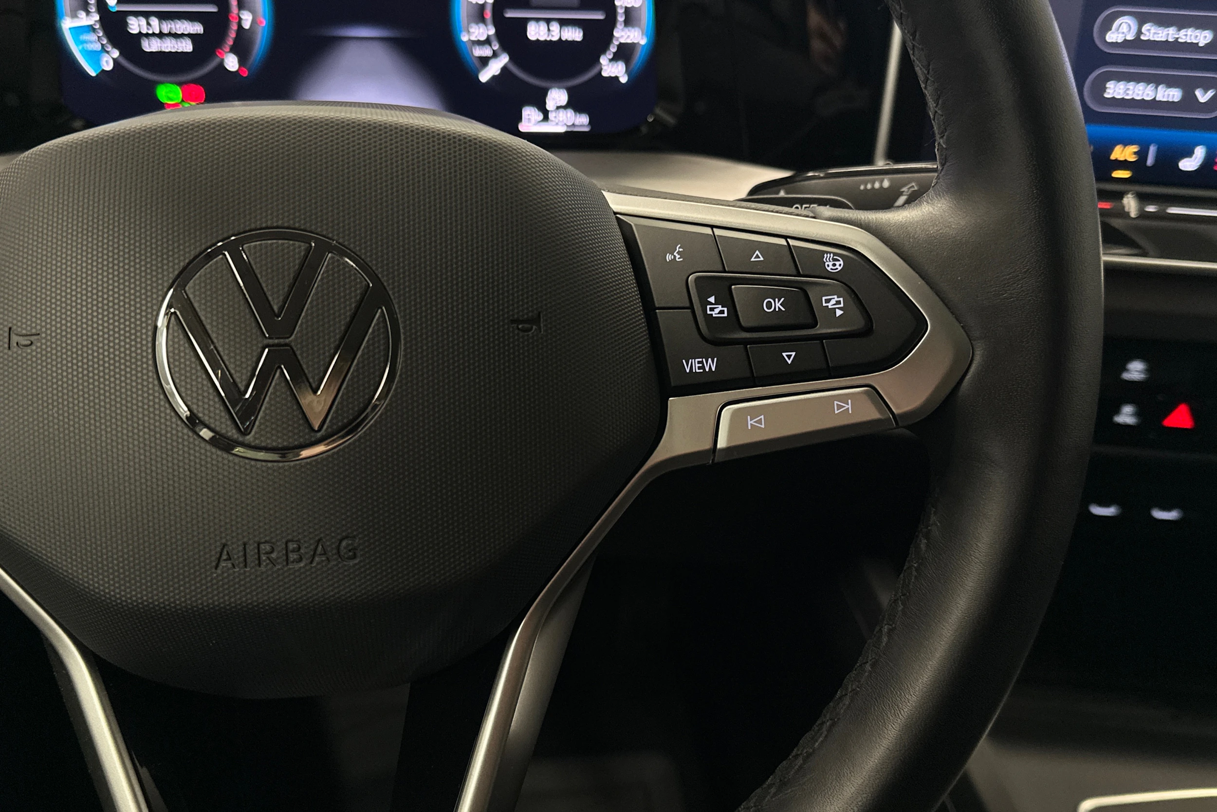 oranssi Volkswagen Golf 2025 kuva 12.