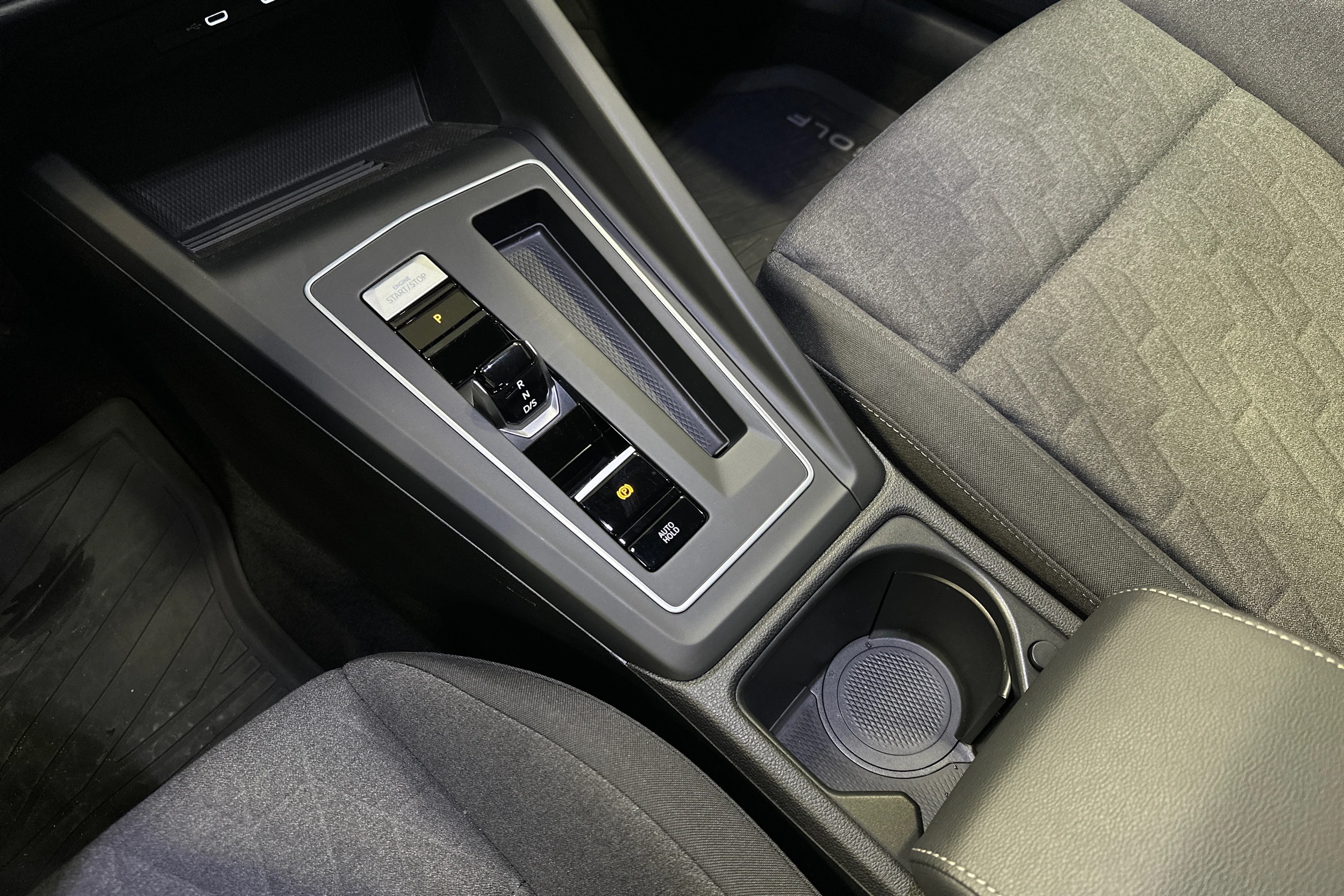 oranssi Volkswagen Golf 2025 kuva 33.