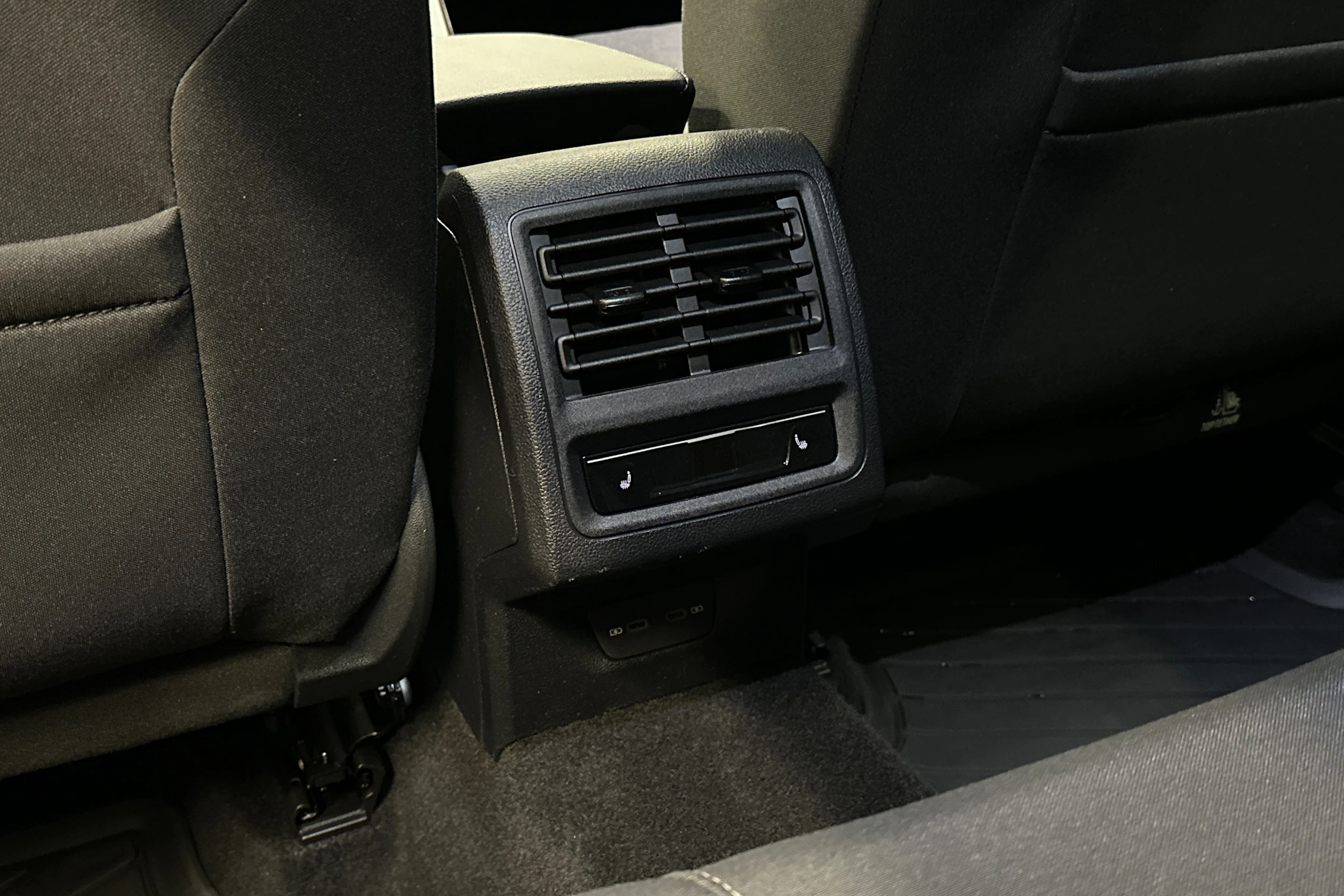 oranssi Volkswagen Golf 2025 kuva 38.