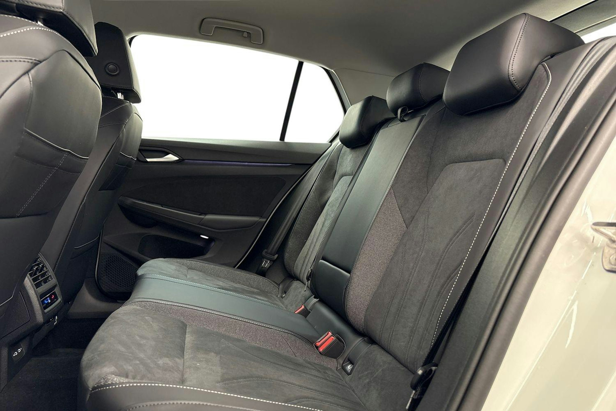 valkoinen Volkswagen Golf 2025 kuva 8.