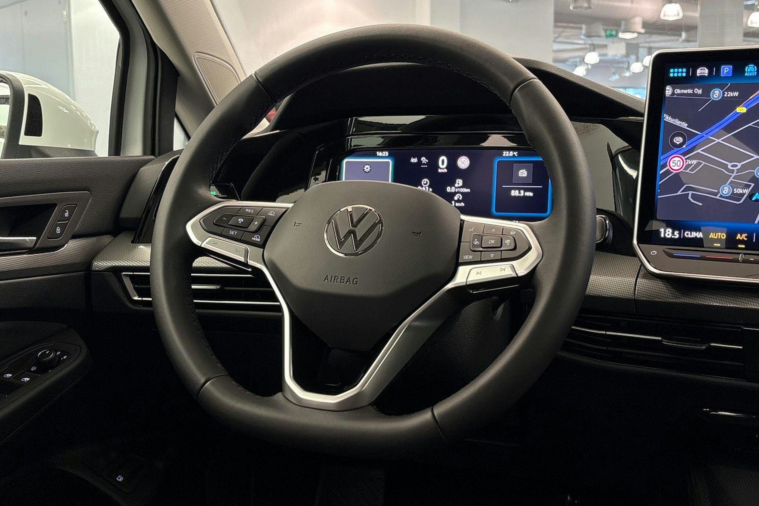 valkoinen Volkswagen Golf 2025 kuva 11.