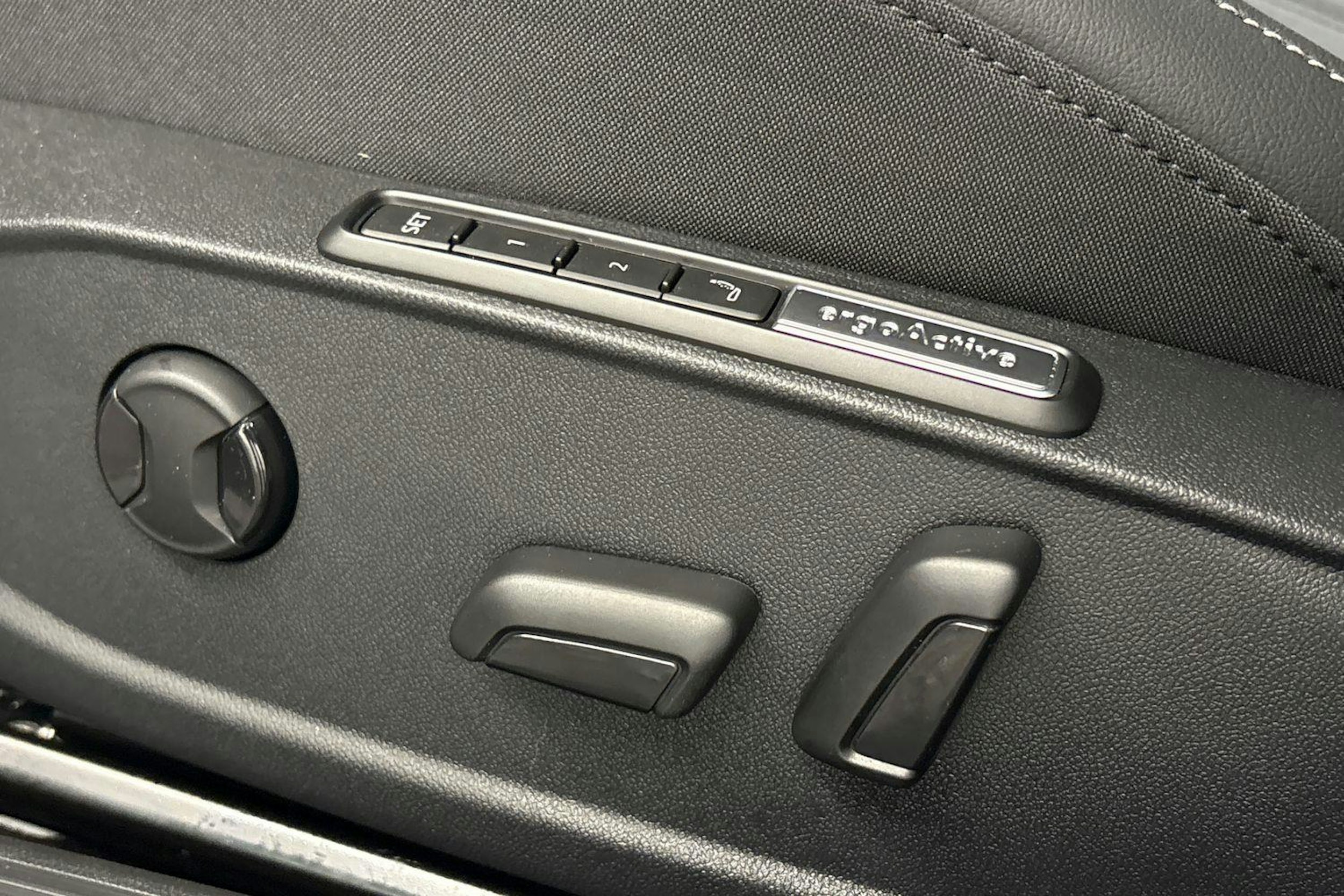 valkoinen Volkswagen Golf 2025 kuva 13.