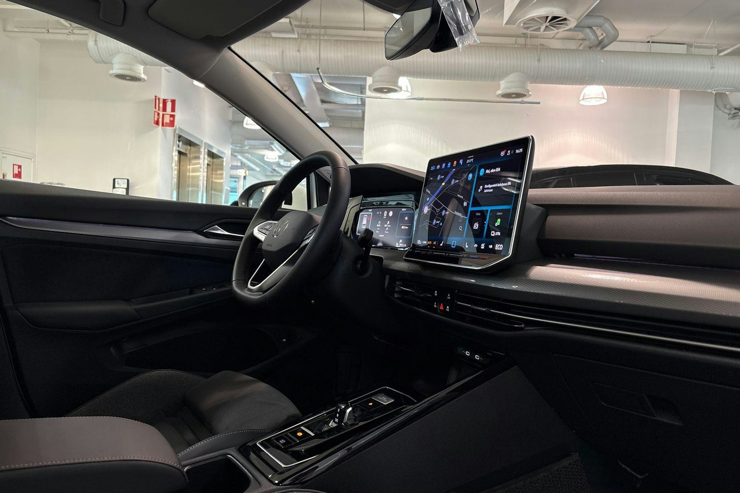 valkoinen Volkswagen Golf 2025 kuva 14.
