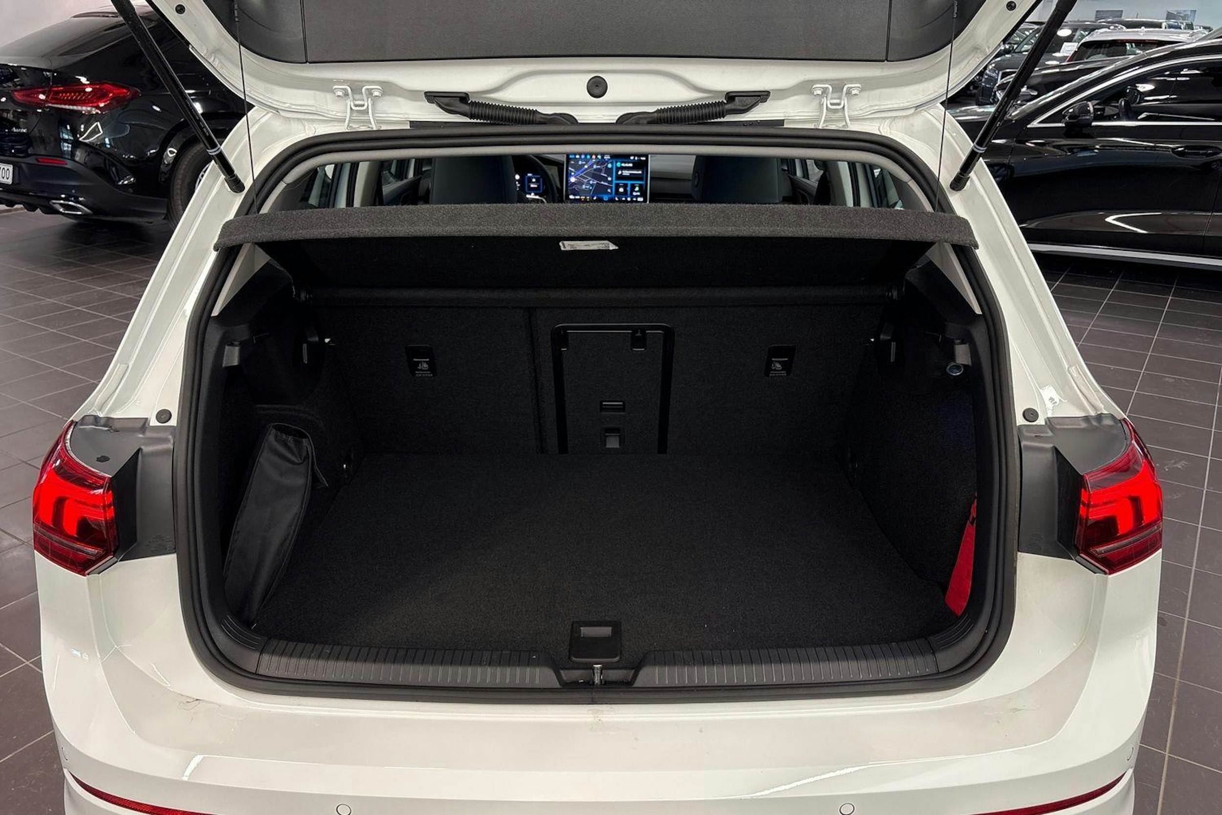 valkoinen Volkswagen Golf 2025 kuva 15.