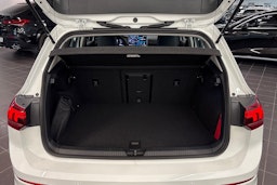 valkoinen Volkswagen Golf 2025 kuva 15.