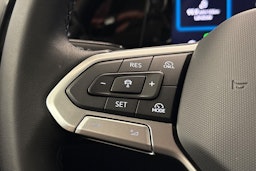 valkoinen Volkswagen Golf 2025 kuva 17.