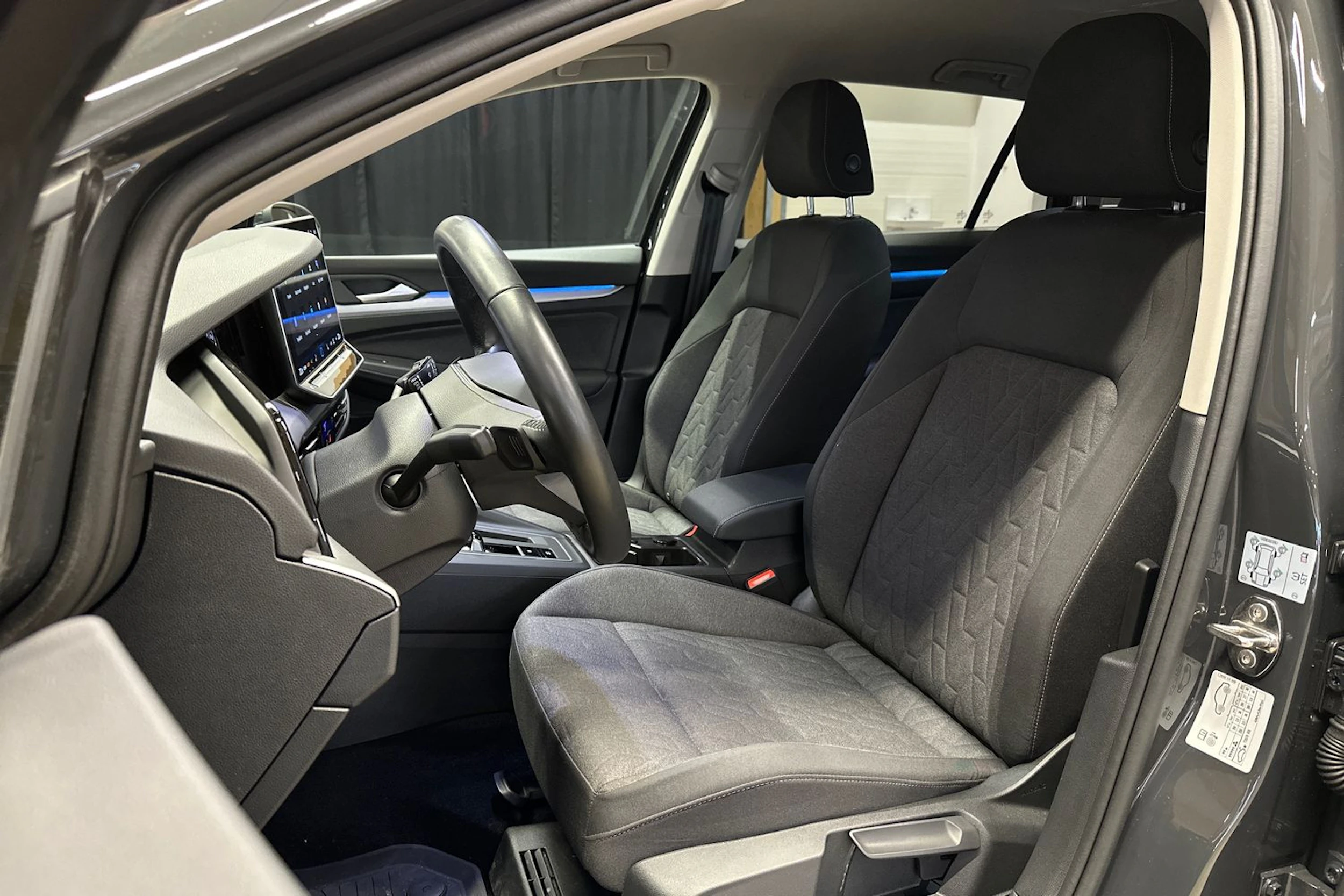 harmaa Volkswagen Golf 2025 kuva 13.