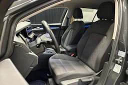 harmaa Volkswagen Golf 2025 kuva 13.