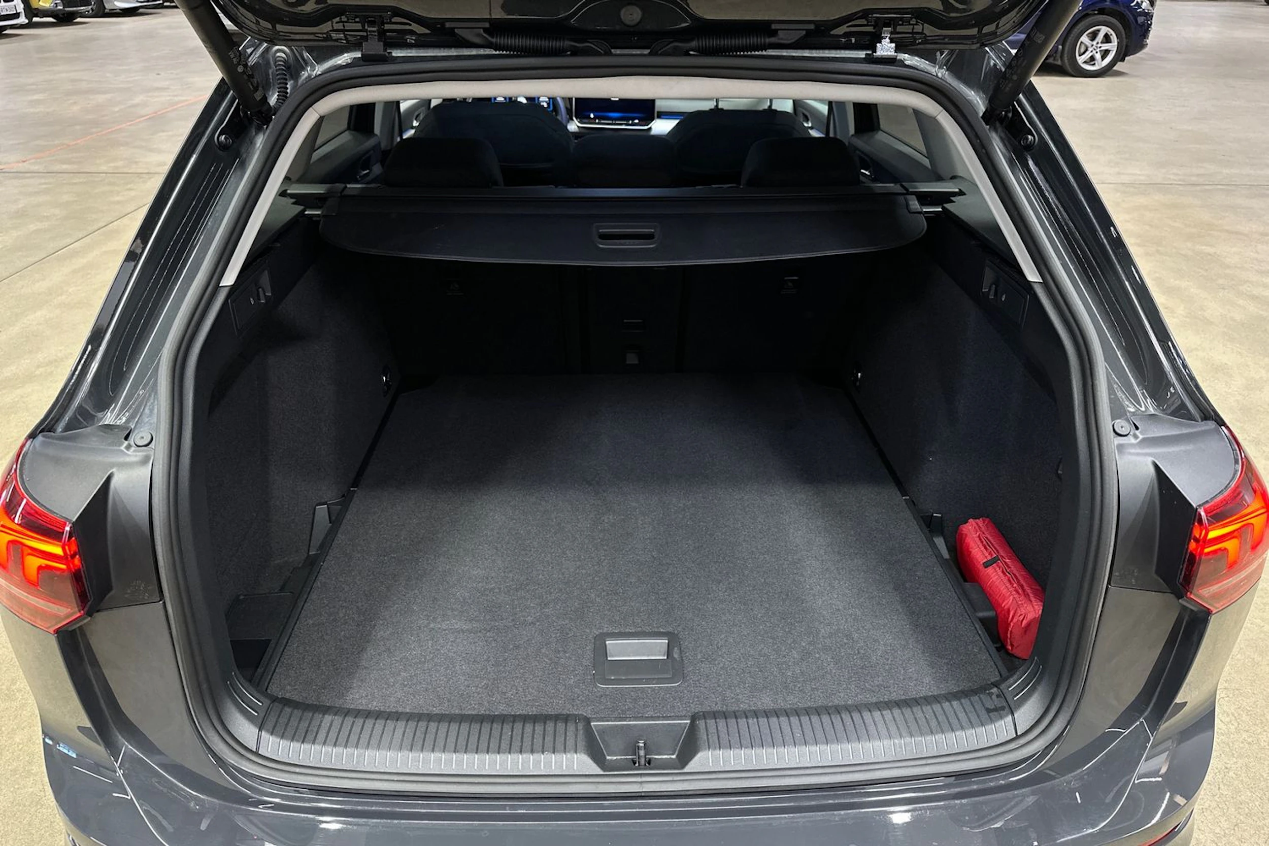 harmaa Volkswagen Golf 2025 kuva 26.