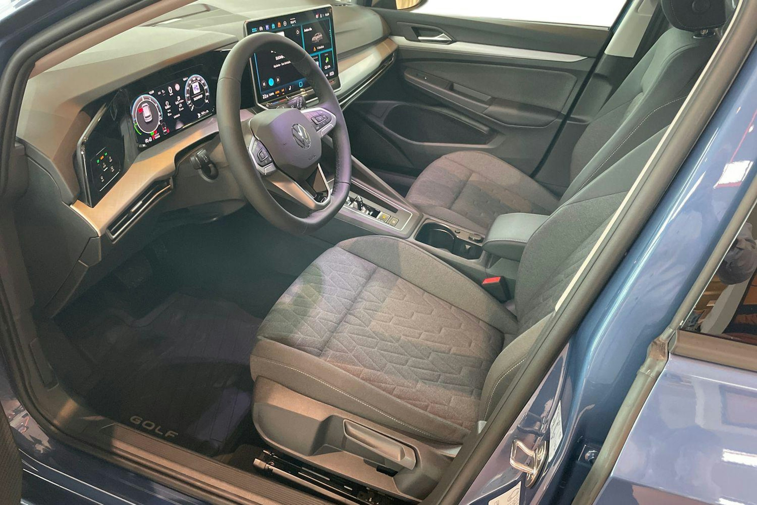 sininen Volkswagen Golf 2025 kuva 6.