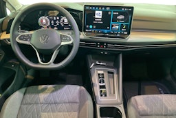 sininen Volkswagen Golf 2025 kuva 7.