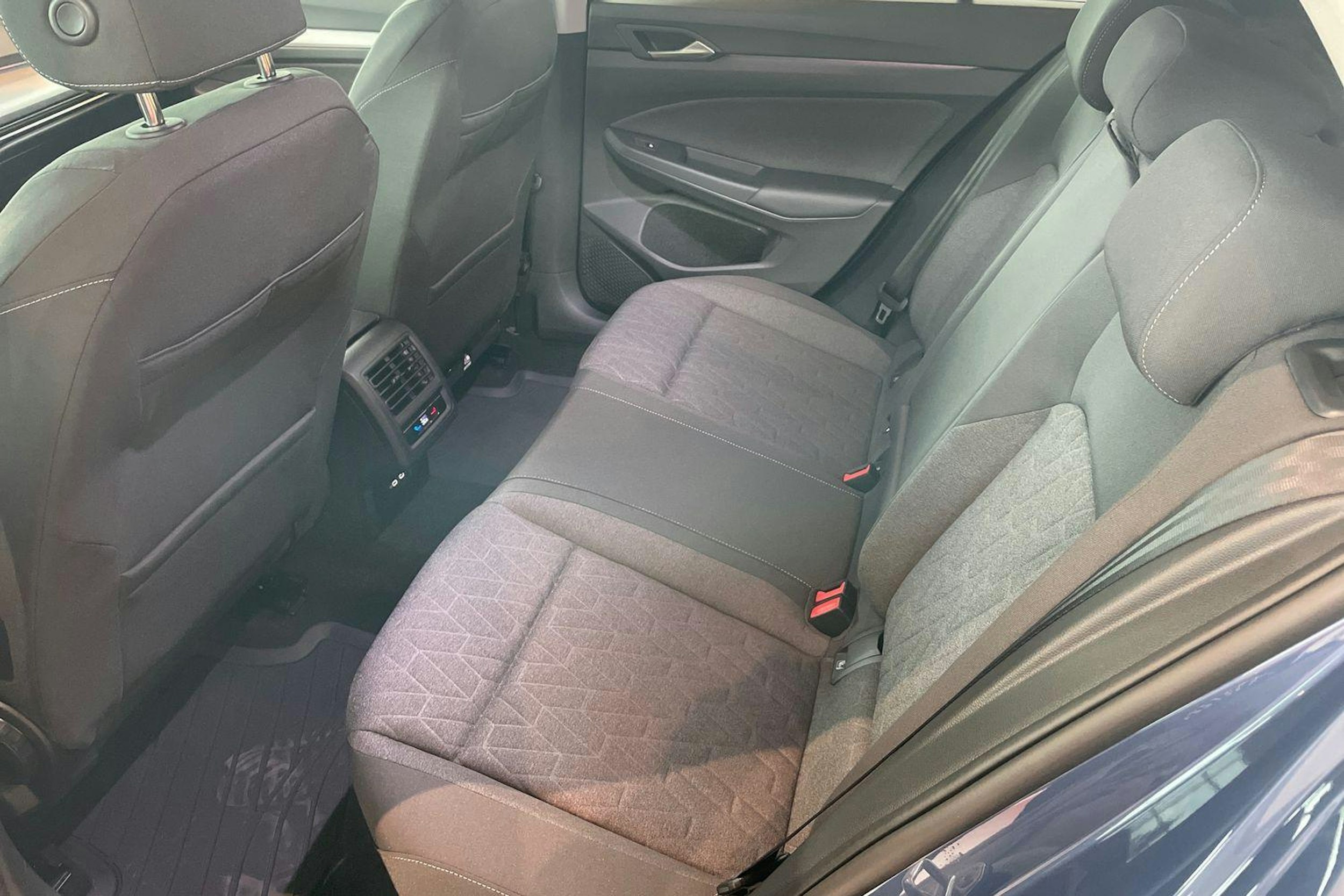 sininen Volkswagen Golf 2025 kuva 8.