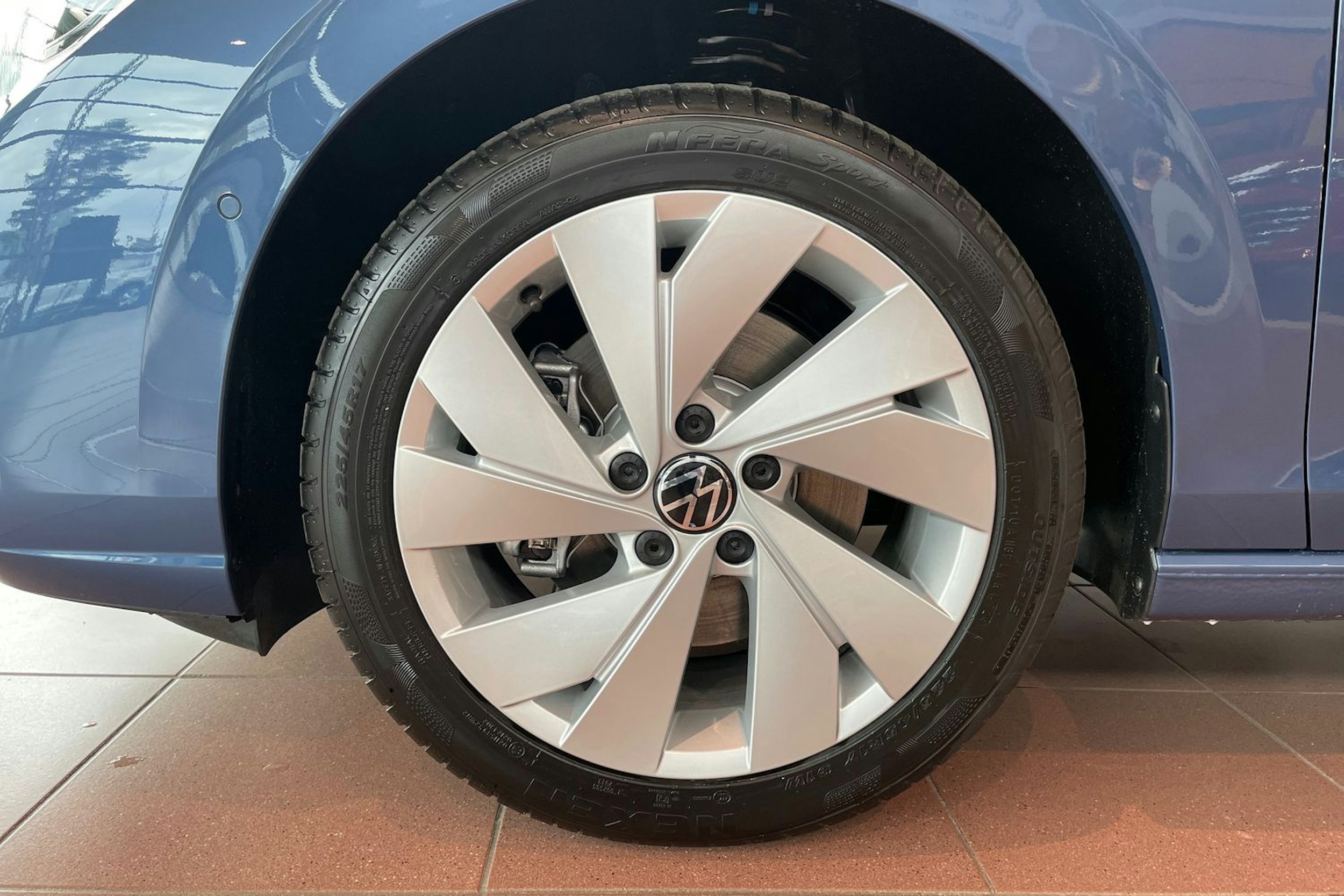sininen Volkswagen Golf 2025 kuva 9.