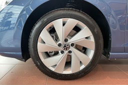 sininen Volkswagen Golf 2025 kuva 9.