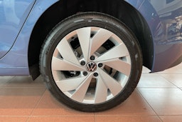 sininen Volkswagen Golf 2025 kuva 10.