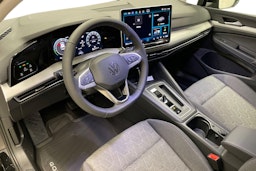 musta Volkswagen Golf 2025 kuva 6.