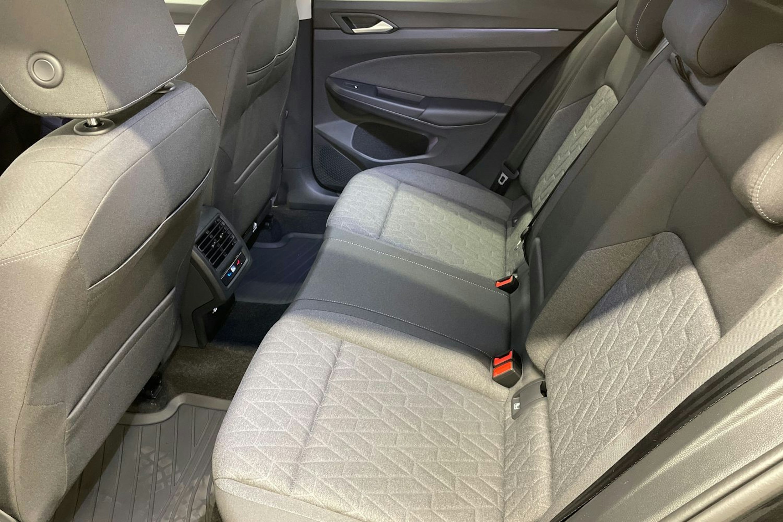 musta Volkswagen Golf 2025 kuva 8.