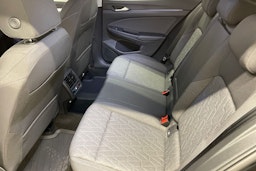 musta Volkswagen Golf 2025 kuva 8.