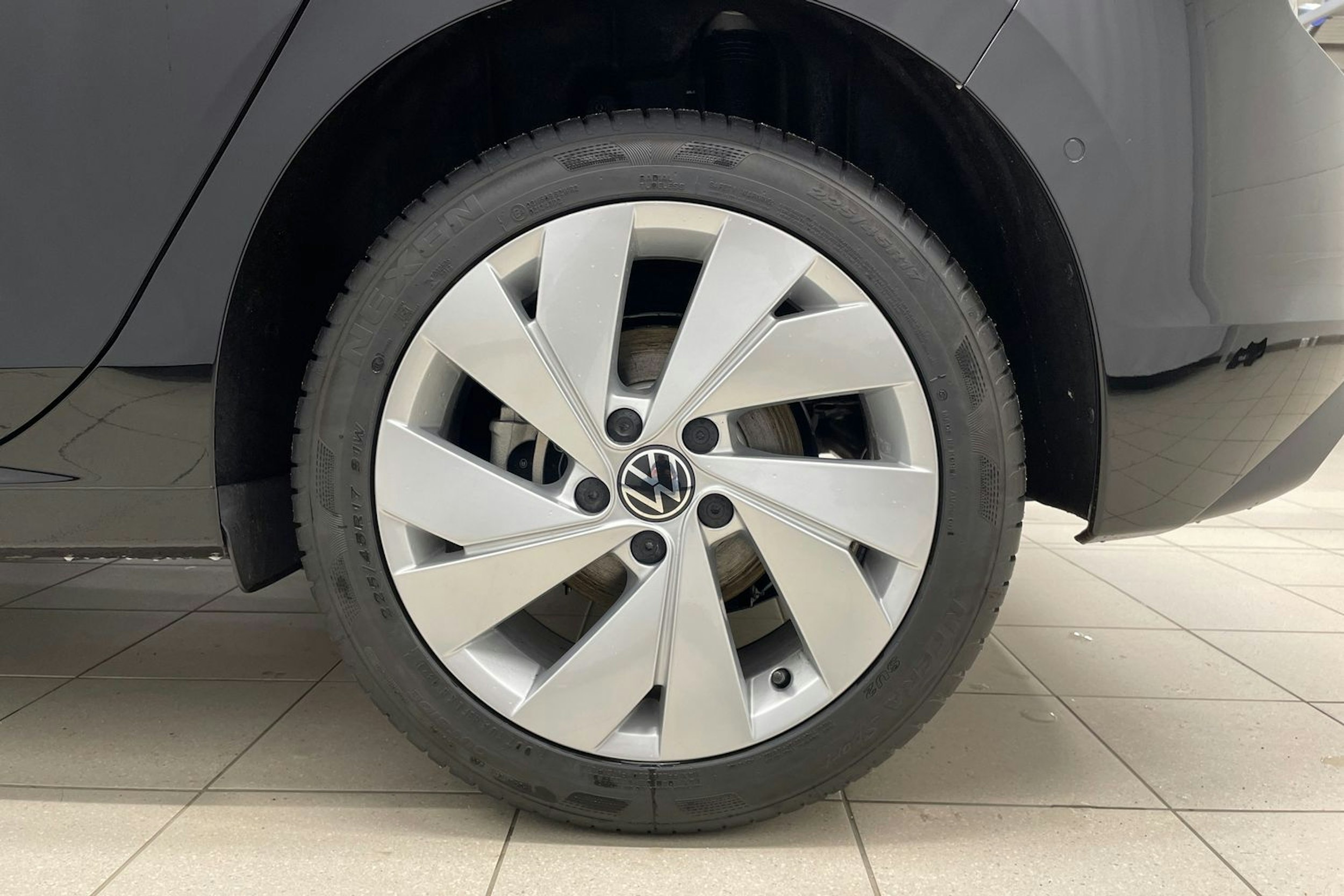 musta Volkswagen Golf 2025 kuva 9.