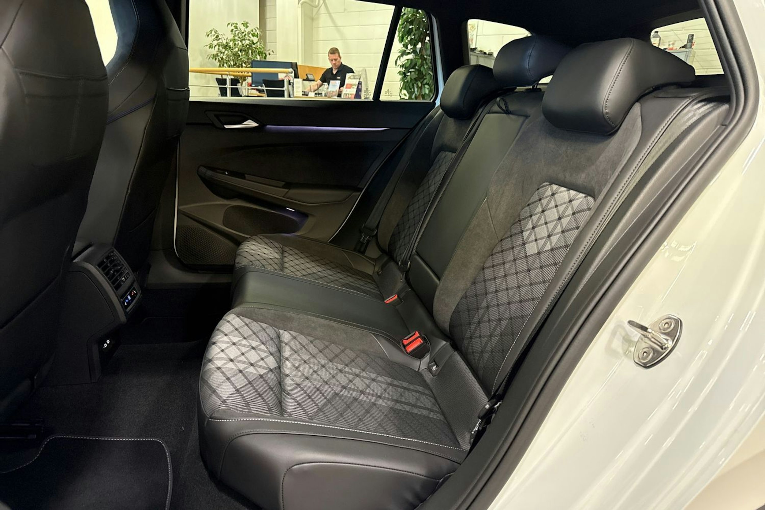valkoinen Volkswagen Golf 2025 kuva 3.