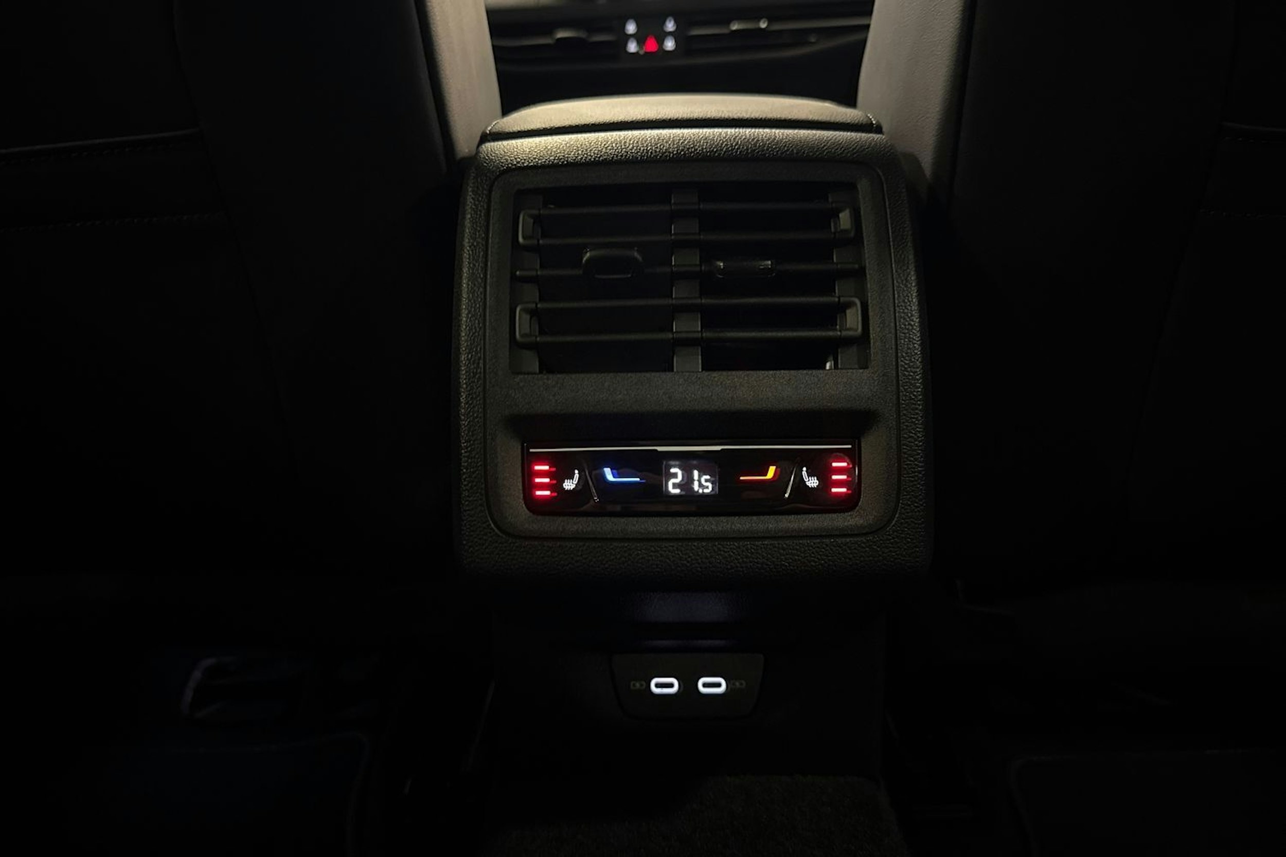 valkoinen Volkswagen Golf 2025 kuva 4.
