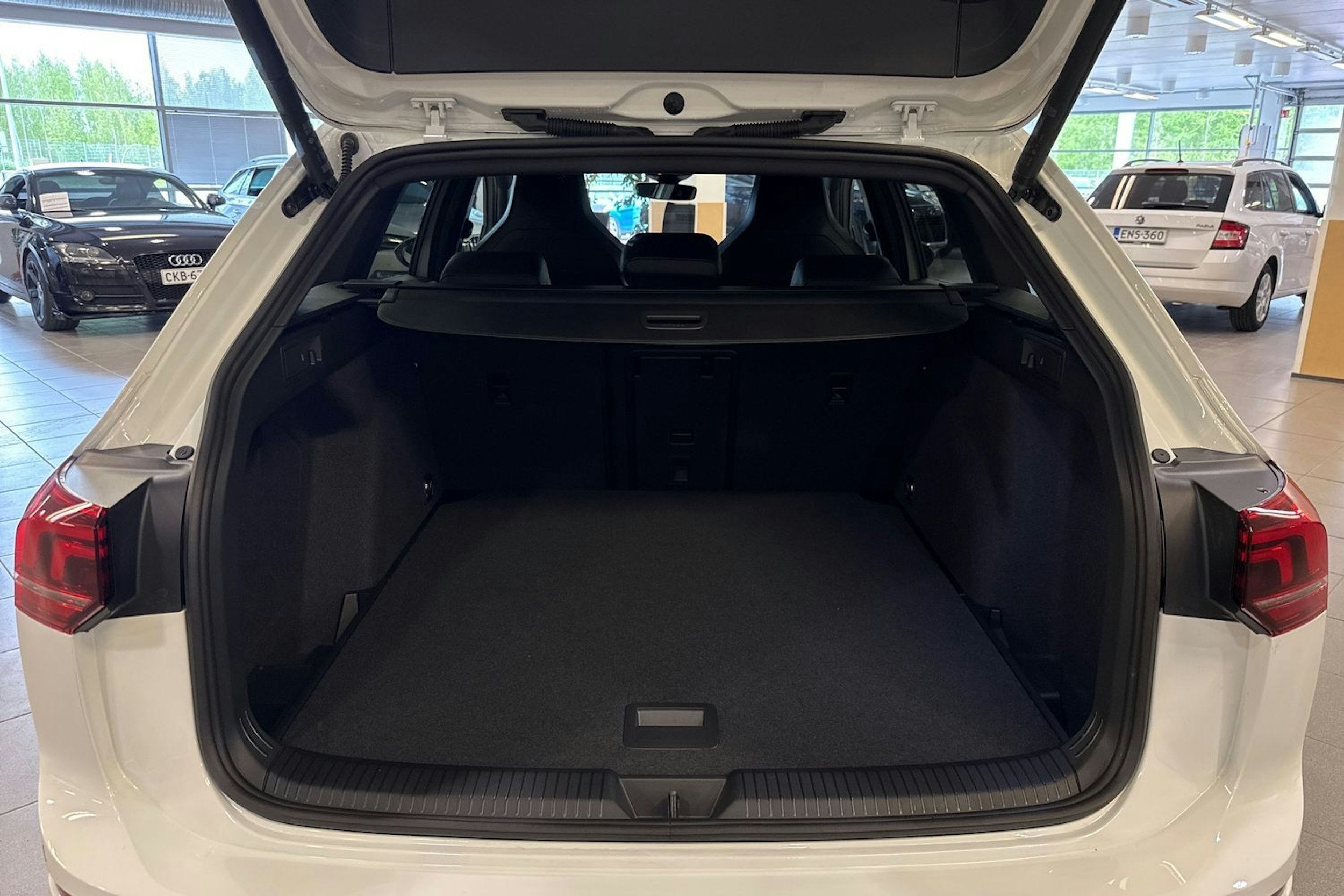 valkoinen Volkswagen Golf 2025 kuva 29.