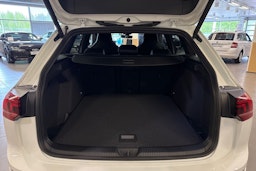 valkoinen Volkswagen Golf 2025 kuva 29.