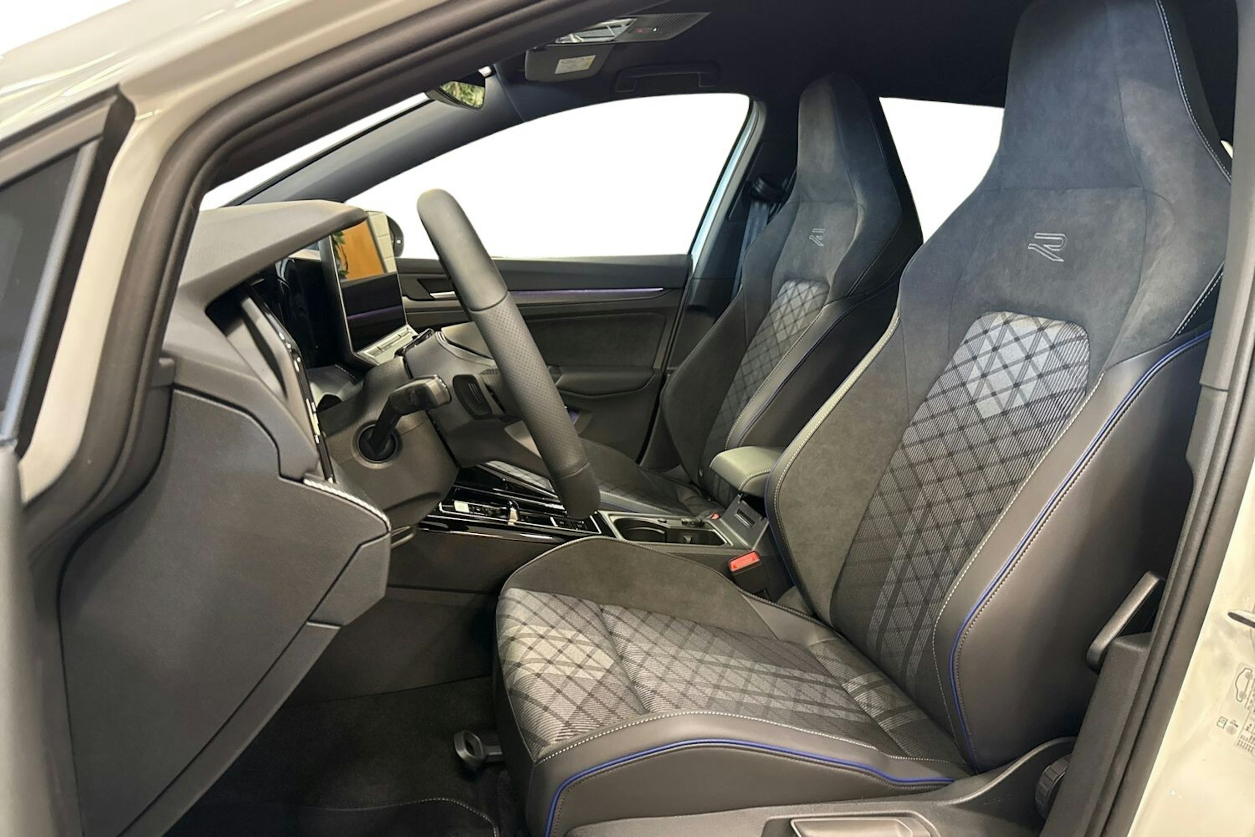 valkoinen Volkswagen Golf 2025 kuva 35.