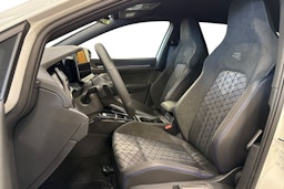 valkoinen Volkswagen Golf 2025 kuva 35.