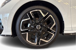 valkoinen Volkswagen Golf 2025 kuva 36.