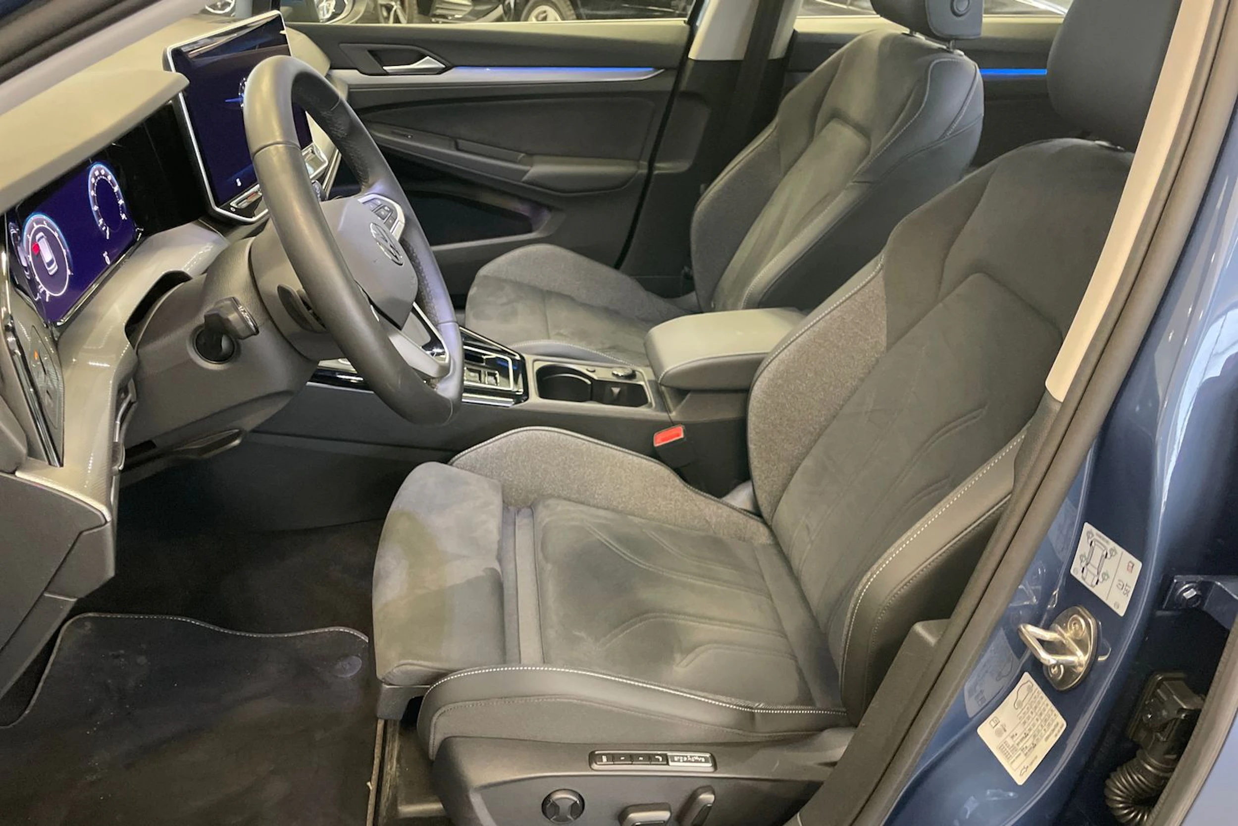 Sininen Volkswagen GOLF 2025 kuva 18.