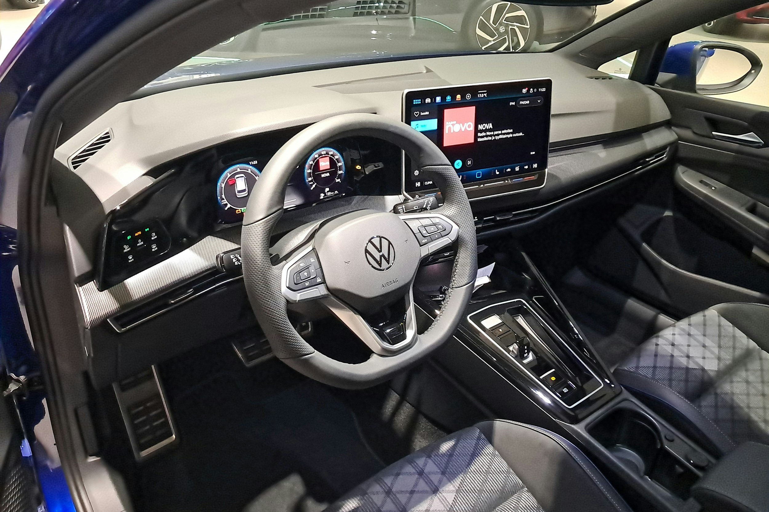sininen Volkswagen Golf 2025 kuva 6.