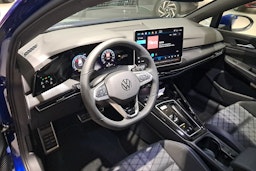sininen Volkswagen Golf 2025 kuva 6.
