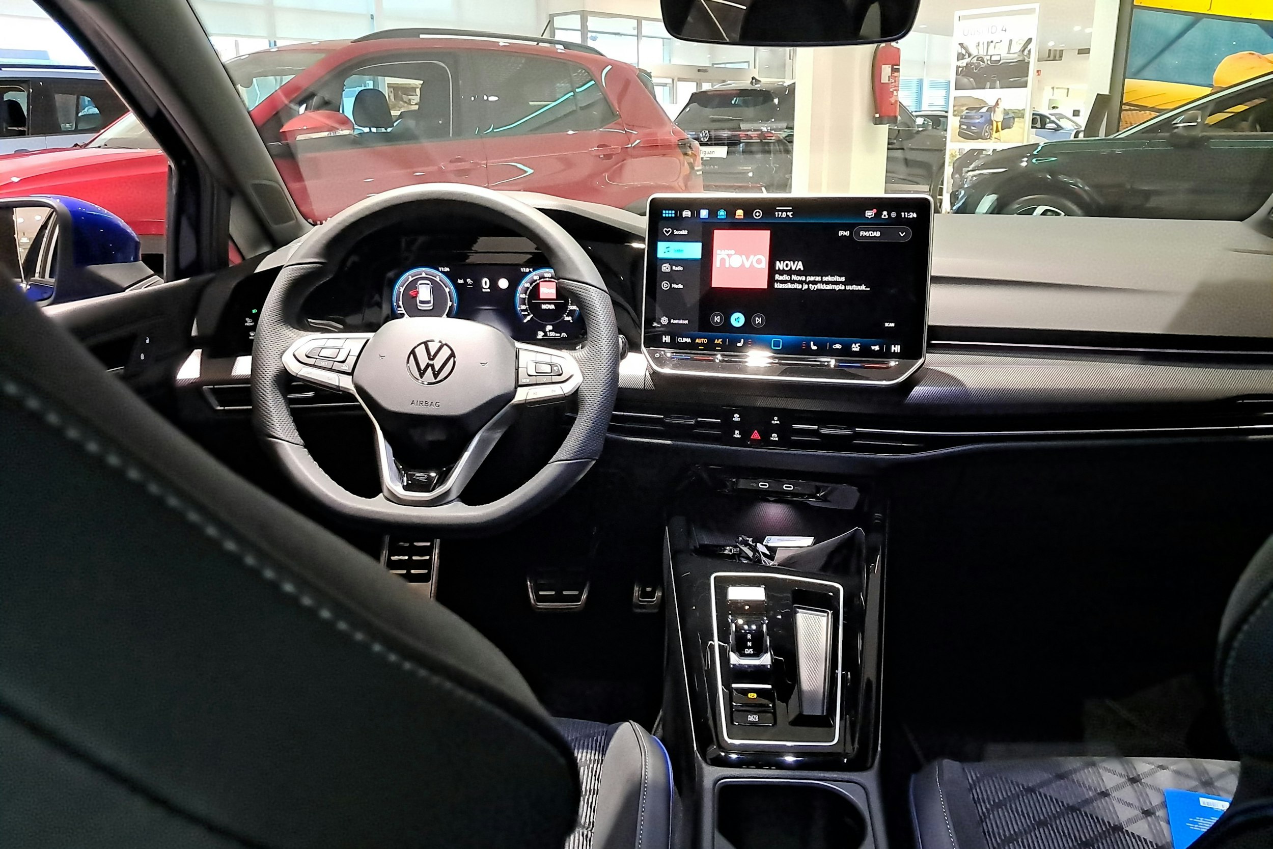 sininen Volkswagen Golf 2025 kuva 7.