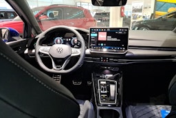 sininen Volkswagen Golf 2025 kuva 7.