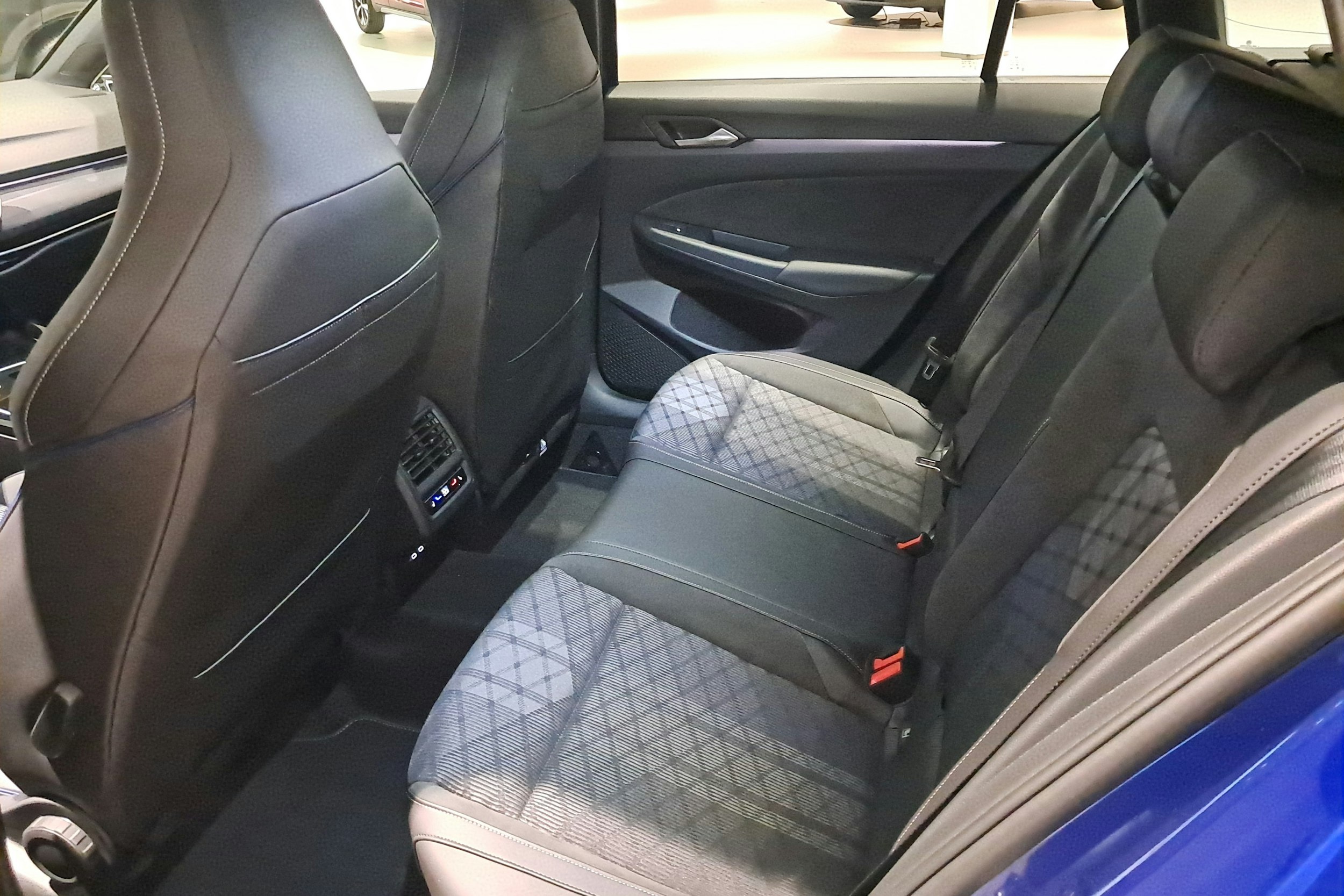sininen Volkswagen Golf 2025 kuva 8.