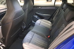 sininen Volkswagen Golf 2025 kuva 8.