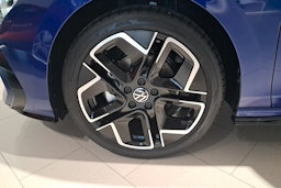 sininen Volkswagen Golf 2025 kuva 9.